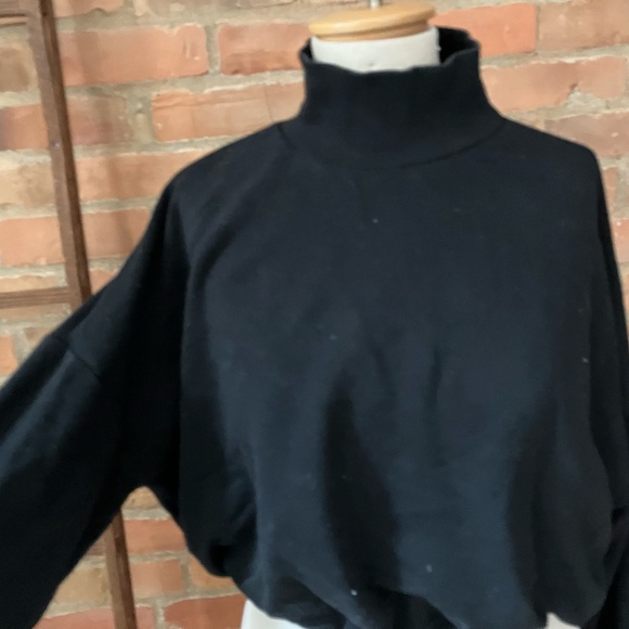 Sporty crop top - Picture 2 of 3